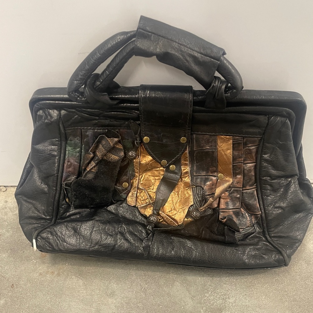 LAST CHANCE Vintage Leather Handbag with metallic detailing